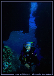 Diving the Crack in Dahab... :O).. by Michel Lonfat 